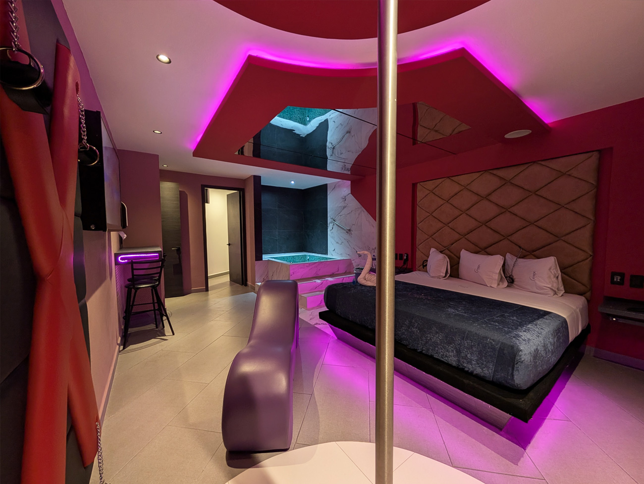 Motel Moon Suite Jacuzzi elegante con iluminacion tenue