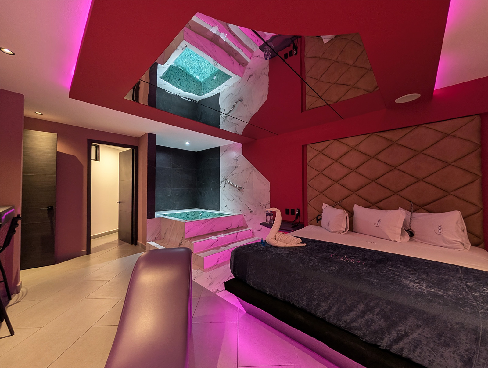 Interior con acabados de piedra